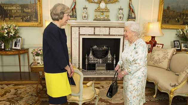 Theresa Mayov a britsk krlovna Albta II. v Buckinghamskm palci (Londn, 113. ervence 2016)