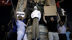 Erdoganovi píznivci v Istanbulu pálí figurínu duchovního Fethullaha Gülena....