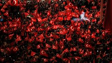 Demonstrace Erdoganových píznivc v Istanbulu (18. ervence 2016)
