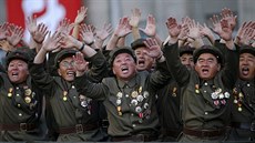 Severokorejtí vojáci zdraví na vojenské pehlídce v Pchjongjangu vdce Kim...