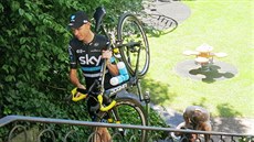 Chris Froome cyklokrosa? Ne, to si jen vynáí kolo ze zahrady ke kamionu...