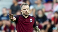 Sparanský obránce Michal Kadlec gestikuluje v pípravném souboji s Fenerbahce.