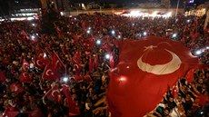Erdoganovi píznivci demonstrují v Istanbulu(16.7.2016).