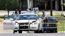 Policejní auta zablokovala ást ulice v Baton Rouge, kde byli zasteleni...