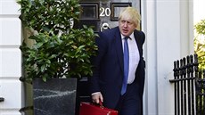 Boris Johnson ped svým domem den poté, co ho premiérka Theresa Mayová...