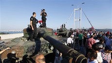 Policisté na armádních tancích, jejich posádky se zapojily do pokusu o pu a...