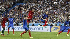 HLAVIKA. Portugalec Pepe se snaí hlavikovat na branku Francie ve finálovém...