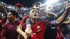 SLAVÍME! Fotbalisté Portugalska se radují z vítzství ve finále mistrovství...