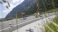 Vedoucí jezdec Chris Froome ve lutém dresu bhem deváté etapy Tour de France