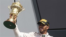 Vítz Velké ceny Británie Lewis Hamilton.