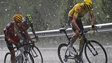 Vedoucí mu Tour de France Chris Froome (vpravo) stoupá v deváté etap do cíle...