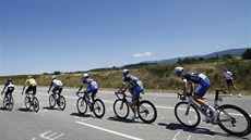Cyklisté bhem trnácté etapy Tour de France.