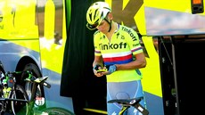 Cyklista Roman Kreuziger si ped etapou nastavuje poíta na kolo.