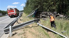 Nákladní auto prorazilo svodidla a skončilo v lese. Nákladní auto prorazilo svodidla a skončilo v lese.