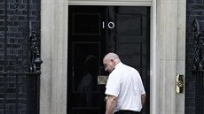 Kocour Larry ped dvemi premiérského sídla v Downing street íslo 10 (5....