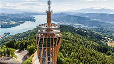 Na kopci nad Wörthersee, největším z jezer v jihorakouských Korutanech, se tyčí... Na kopci nad Wörthersee, největším z jezer v jihorakouských Korutanech, se tyčí...