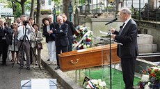 Gregoire Dunant na pohřbu svého otce Casimira Oberfelda v Paříži řekl, že k... Gregoire Dunant na pohřbu svého otce Casimira Oberfelda v Paříži řekl, že k...
