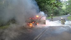 Řidič se snažil plameny zdolat nejprve sám pomocí hasicích přístrojů, ale... Řidič se snažil plameny zdolat nejprve sám pomocí hasicích přístrojů, ale...