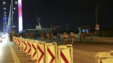 Turetí vojáci blokují mosty pes Bospor. (15. ervence 2016)