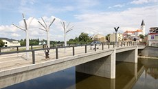 Přerovský Tyršův most z dílny architektky Aleny Šrámkové překlenul řeku Bečvu v... Přerovský Tyršův most z dílny architektky Aleny Šrámkové překlenul řeku Bečvu v...