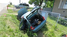 Řidiče v Lošticích na Šumpersku v příkopu zastavil až náraz do betonového... Řidiče v Lošticích na Šumpersku v příkopu zastavil až náraz do betonového...