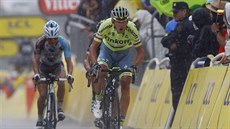 Roman Kreuziger dojídí do cíle deváté etapy Tour de France po boku Alejandra...