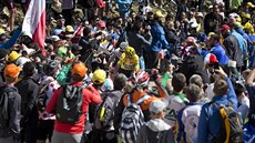 Chris Froome ještě na svém kole s Bauke Mollemou a Richie Portem ve dvanácté... Chris Froome ještě na svém kole s Bauke Mollemou a Richie Portem ve dvanácté...