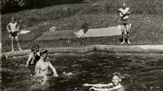 Náměšť, zámecký bazén, léto 1942. Nejstarší koupající se mladík je Karl Anton... Náměšť, zámecký bazén, léto 1942. Nejstarší koupající se mladík je Karl Anton...