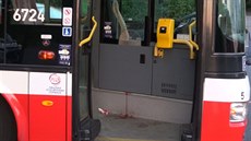 Opilý kuřák v pražském autobusu udeřil řidiče. Opilý kuřák v pražském autobusu udeřil řidiče.