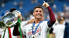 Cristiano Ronaldo slaví titul mistra Evropy.