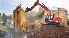 V Chebu v pondělí začala demolice kasáren Zlatý vrch. V Chebu v pondělí začala demolice kasáren Zlatý vrch.