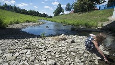 Dřevnice je na dvou úsecích pod hranicí sucha. Pokud nezaprší, může vyschnout,... Dřevnice je na dvou úsecích pod hranicí sucha. Pokud nezaprší, může vyschnout,...