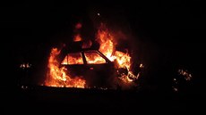 Auto bylo v plamenech během pár minut. Auto bylo v plamenech během pár minut.