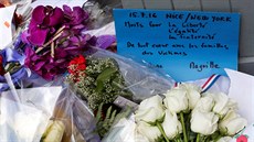 Lidé uctívají památku zesnulých pi teroristickém útoku v Nice ped...