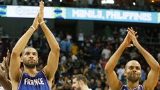 Francouzští basketbalisté Nicolas Batum (vlevo) a Tony Parker slaví postup do... Francouzští basketbalisté Nicolas Batum (vlevo) a Tony Parker slaví postup do...