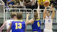 Český juniorský reprezentant Filip Kroutil střílí na švédský koš. Český juniorský reprezentant Filip Kroutil střílí na švédský koš.