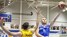 eský juniorský reprezentant Matj Svoboda (vpravo) zakonuje v duelu s Belgií...