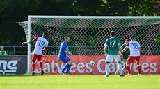 ČERVENOBÍLÝ SMUTEK. Fotbalisté Slavie inkasují gól v utkání na hřišti Levadie... ČERVENOBÍLÝ SMUTEK. Fotbalisté Slavie inkasují gól v utkání na hřišti Levadie...