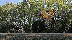 Chris Froome ve žlutém trikotu vedoucího jezdce Tour de France uhání po trati... Chris Froome ve žlutém trikotu vedoucího jezdce Tour de France uhání po trati...