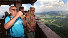 Nejen na celé Frenštátsko nabízí výhledy 26 metrů vysoká rozhledna na Velkém... Nejen na celé Frenštátsko nabízí výhledy 26 metrů vysoká rozhledna na Velkém...