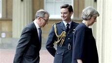 Theresa Mayová a její manel Philip John pijeli do Buckinghamského paláce...