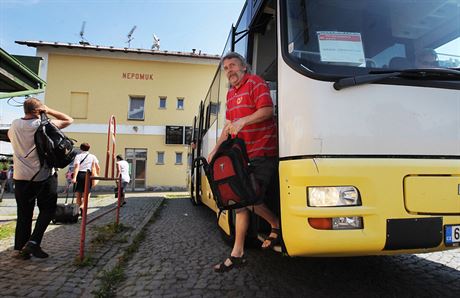 Výluka na trati ve stedu koní. 