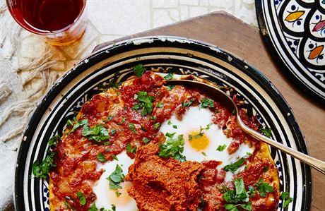 Shakshuka je oblíbené snídaové jídlo, ale lidé si ho s chutí dají i k veei.