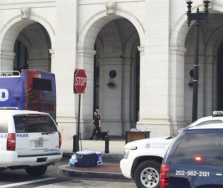 Policie na hlavním nádraí ve Washingtonu po jeho evakuaci kvli falené hrozb...