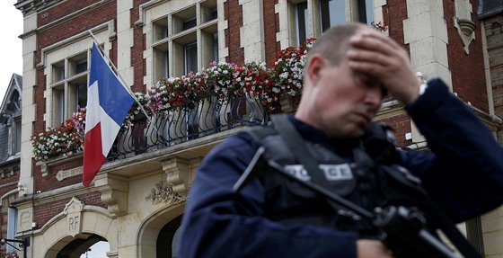 Policie hlídá u radnice v obci Saint-Etienne-du -Rouvray, kde útoníci v...