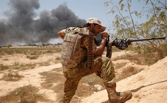 Libyjské jednotky bojující za vládu podporovanou OSN nedaleko Syrty, hlavní...