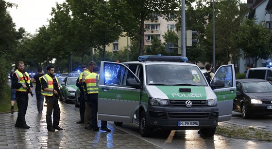 Nmecká policie nedaleko mnichovského obchodního centra Olympia, kde vypukla...