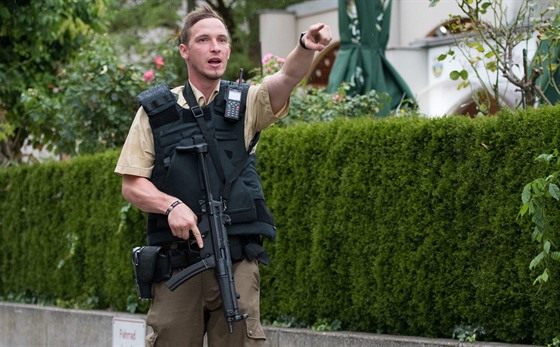 Nmecký policista u mnichovského obchodního centra Olympia, kde vypukla stelba...
