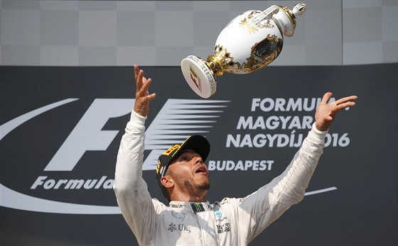 Lewis Hamilton si pohazuje s pohárem, který získal za vítzství ve Velké cen...