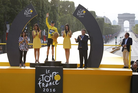 LUTÉ PÓDIUM. Na paíském bulváru Champs-Élysées pevzal Chris Froome...